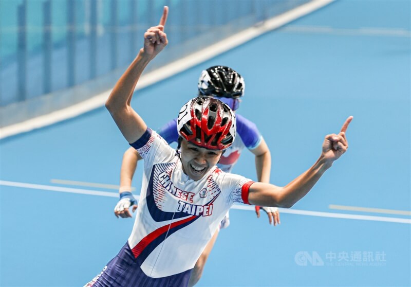 台灣選手李孟竹(前)1日在杭州亞運競速溜冰女子1000公尺爭先賽決賽以1分38秒518摘金,她在抵達終點時舉起雙手慶祝勝利。中央社記者鄭清元攝 112年10月1日
