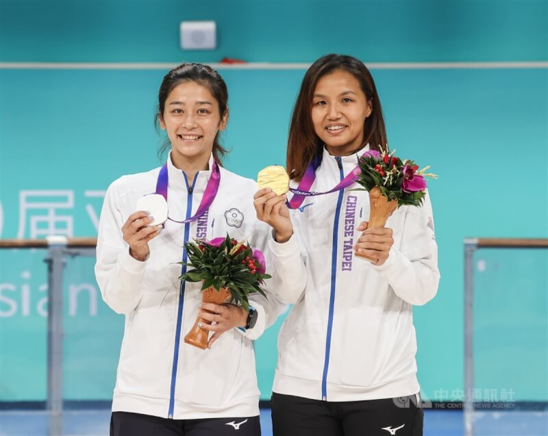 台灣選手劉懿萱(左)、李孟竹(右)1日在杭州亞運滑輪競速溜冰女子1000公尺爭先賽決賽包辦金、銀牌,兩人在頒獎典禮上拿起獎牌開心合影。中央社記者鄭清元攝 112年10月1日