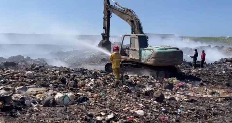 澎湖吉貝嶼垃圾掩埋場發生火警，消防局獲報馳援，歷經逾20個小時灌救，1日下午火勢已初步獲控制，剩餘殘火則因退潮無水可抽，只能待2日再行滅火。（澎湖縣消防局提供）中央社  112年10月1日