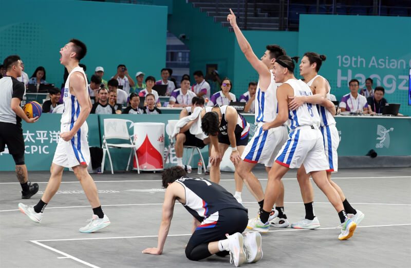 台灣男籃（白球衣）1日在杭州亞運3對3籃球賽擊敗韓國，選手賽後高呼慶祝。（韓聯社）