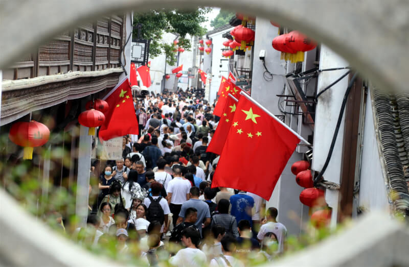 圖為9月30日中國民眾逛江蘇古街。（中新社）