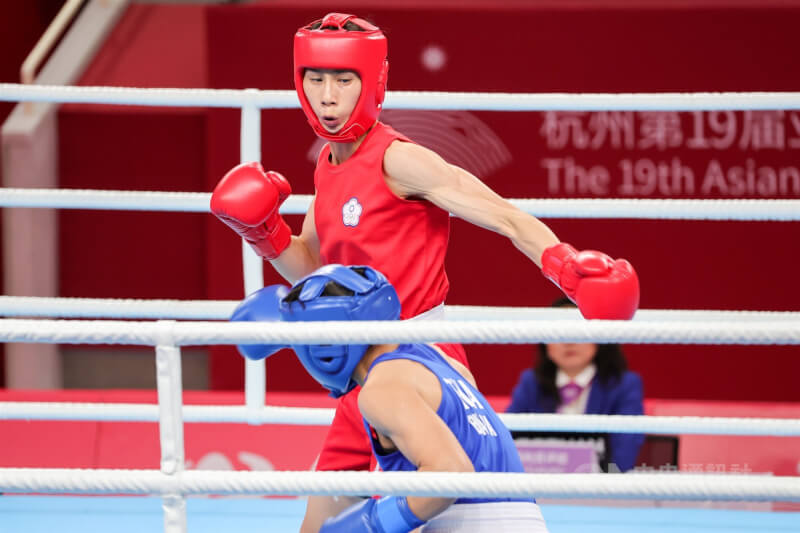 「台灣女拳王」林郁婷（紅）1日在亞運女子拳擊57公斤級8強賽以5比0擊敗泰國選手普雅帕（藍），除了晉級4強、保底銅牌，也順利搶下巴黎奧運資格。中央社記者裴禛攝　112年10月1日