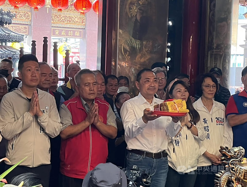 國民黨總統參選人侯友宜（前左3）2日在高雄有多個拜票行程，一早就在黨籍立委參選人鍾易仲（前左）、國民黨高雄市黨部主委黃昭順（前右）等人陪同下前往鳳山雙慈殿參香。中央社記者林巧璉攝  112年10月2日