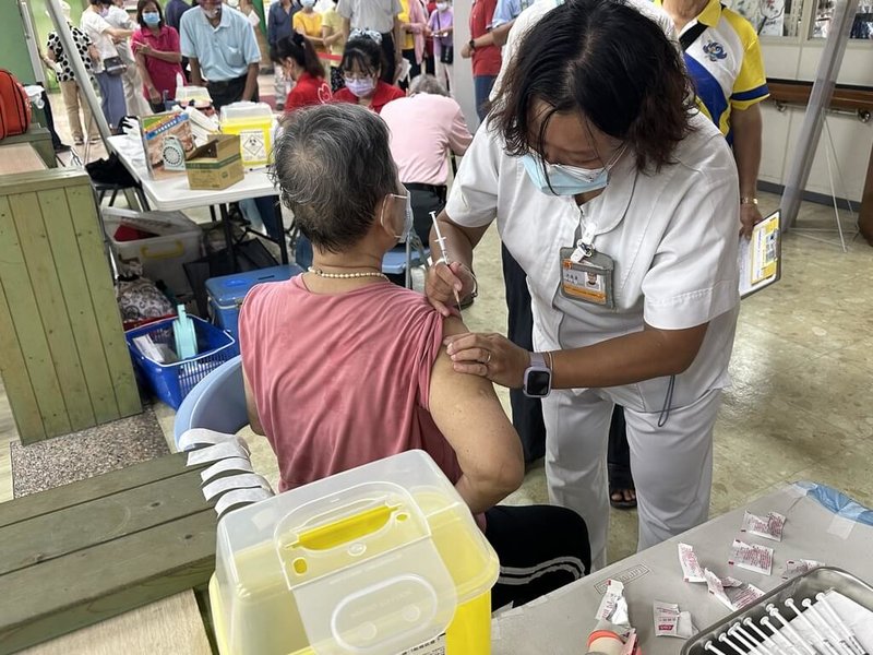 112年度公費流感疫苗2日起開打，高雄市衛生局在社會局長青綜合服務中心舉辦「注您幸福」記者會，現場替長者施打疫苗，也呼籲高風險群盡快接種。（高雄市衛生局提供）中央社記者林巧璉傳真  112年10月2日