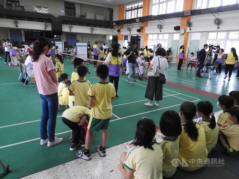 公費流感疫苗2日起施打,新北市新莊區頭前國小安排學童接種,學生在志工及醫護人員安排下,依序完成接種並在現場觀察。中央社記者王鴻國攝 112年10月2日