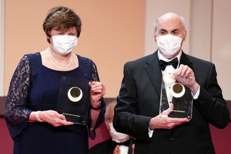 圖為2022年卡里科（左）和魏斯曼（右）獲頒日本國際獎。（路透社）