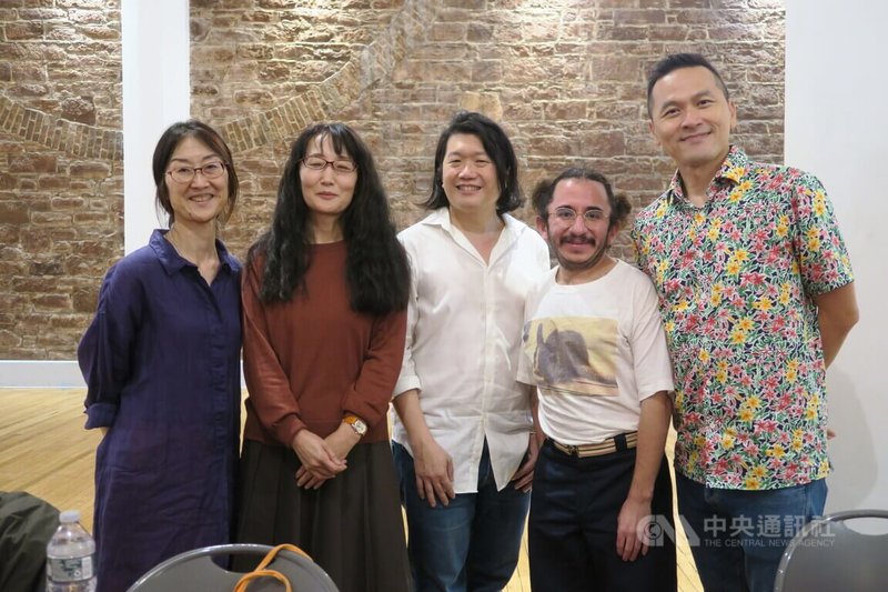 小說「鬼地方」作者陳思宏(右)1日參加紐約布魯克林圖書節,與韓裔日籍作家柳美里(左2)、墨西哥作家柯多瓦(右2)同台座談後合影。中央社記者尹俊傑紐約攝 112年10月2日