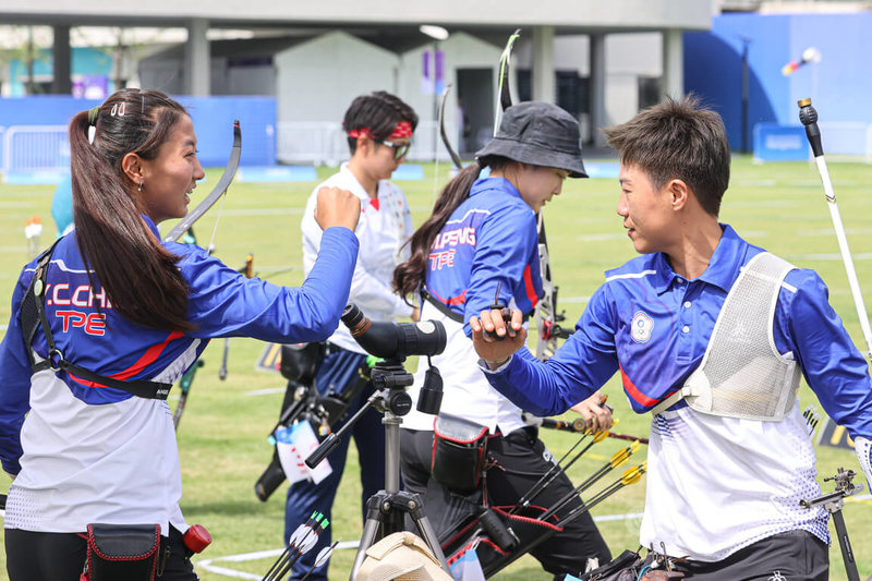 杭州亞運射箭項目2日進行女子反曲弓團體賽,台灣女將雷千瑩(前右)、邱意晴(前左)、彭家楙(前中)以5比1戰勝對手順利晉級8強。中央社記者鄭清元攝 112年10月2日