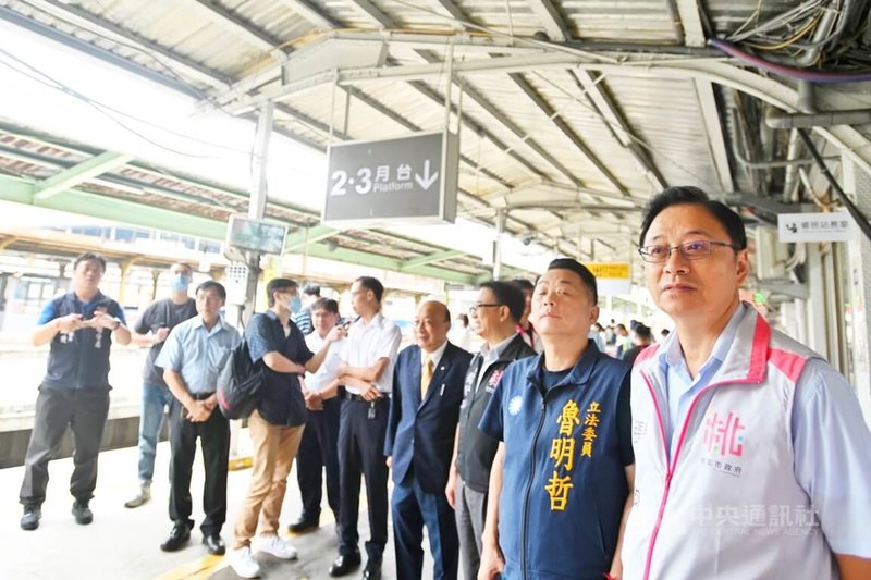 桃園市長張善政（右）2日前往新竹客運中壢南站及中壢火車站視察時表示，隨著「桃竹竹苗通勤定期票」正式實施，目前已有超過千人註冊，預估後續使用人數將超過萬人。中央社記者吳睿騏桃園攝  112年10月2日