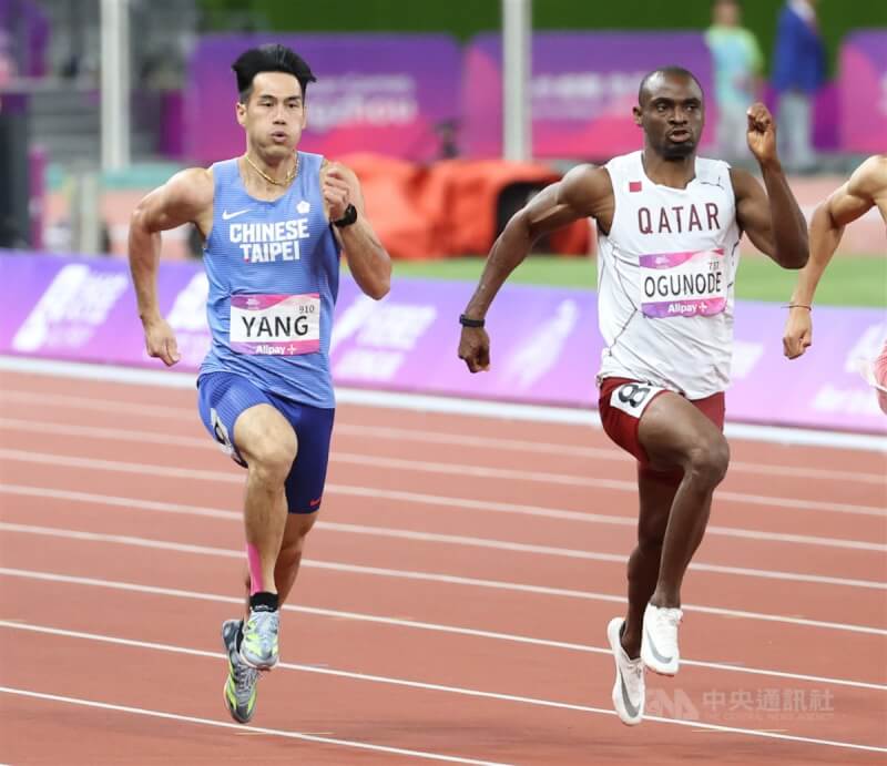 杭州亞運2日晚間進行男子200公尺決賽，楊俊瀚（左）最終以0.01秒擊敗隔壁道的卡達選手（右），順利替台灣田徑代表隊拿下一面銅牌。中央社記者鄭清元攝 112年10月2日