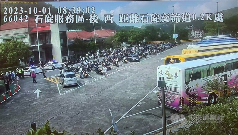 重機團體發起停車大富翁活動爭取停車權益，號召車友騎重機「一車一格，停好停滿」，首場活動1日在國道5號石碇服務區舉行，造成原本就不大的停車場一度停滿重機。（取自高公局即時路況影像截圖）中央社記者汪淑芬傳真 112年10月1日