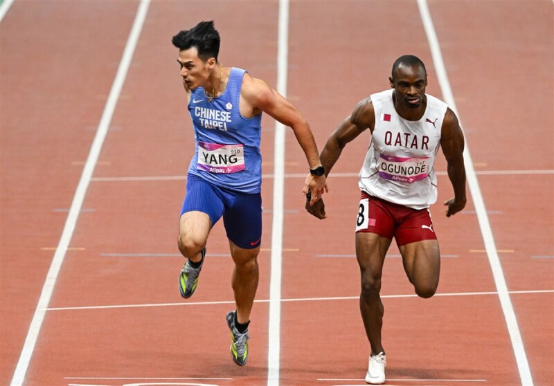 楊俊瀚（左）2日在杭州亞運男子200公尺決賽登場，並以0.01秒的差距力壓隔壁道的亞運紀錄保持人奧古諾德（Femi Ogunode）（右），摘下銅牌。（中華奧會提供）中央社記者黎建忠傳真 112年10月2日