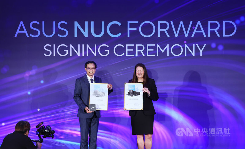 ASUS NUC Forward簽約儀式2日在台北寒舍艾美酒店舉行，由華碩共同執行長許先越（右2）與英特爾執行副總裁暨PC客戶運算事業群總經理霍特豪斯（Michelle Johnston Holthaus）（右）代表簽約。中央社記者王飛華攝  112年10月2日