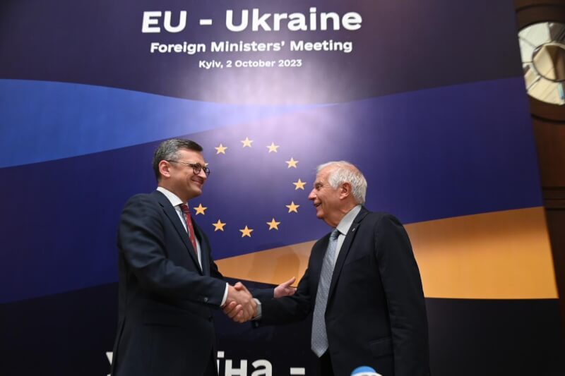 歐盟外交與安全政策高級代表波瑞爾（右）2日與烏克蘭外交部長庫列巴（左）會面。（圖取自twitter.com/DmytroKuleba）