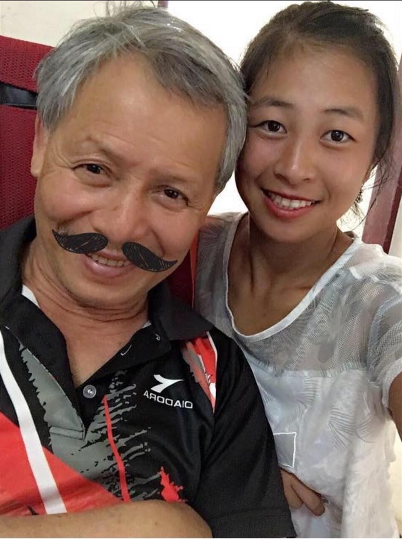 謝子龍（左）與女兒謝語倢（右）合影。（圖取自謝語倢臉書facebook.com）