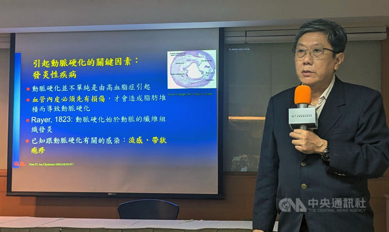 台灣疫苗推動協會榮譽理事長李秉穎2日指出，近年國內外研究顯示，流感疫苗不僅可防染病，還有預防缺血性中風、心肌梗塞等心血管疾病效果。中央社記者曾以寧攝  112年10月2日