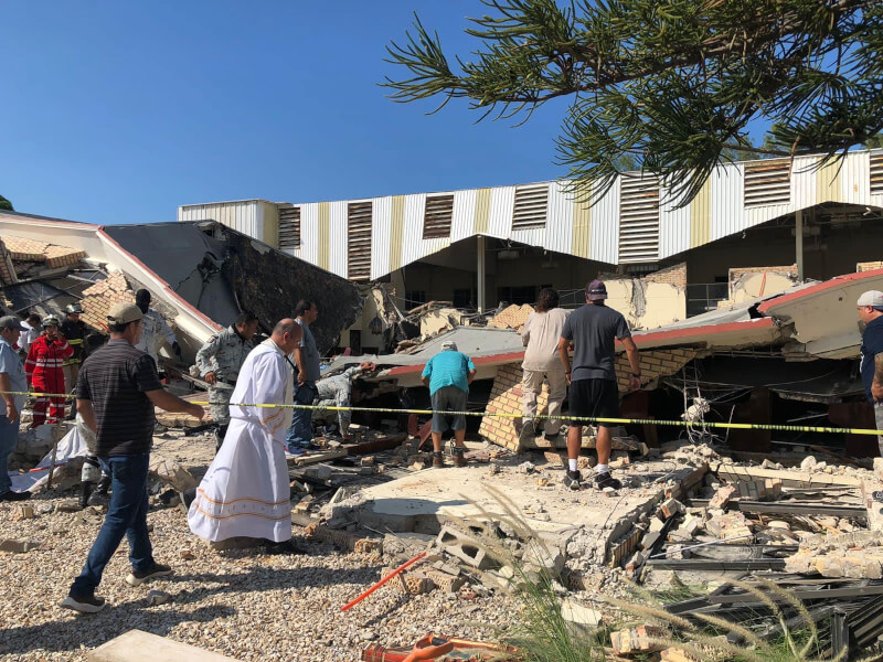 墨西哥塔茅利巴斯州一座教堂1日主日彌撒期間突然塌陷。（圖取自facebook.com/SSPTamaulipasTam）