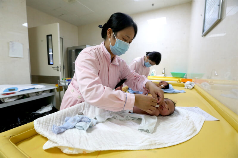 圖為四川省一間醫院醫護照顧新生兒。（中新社）