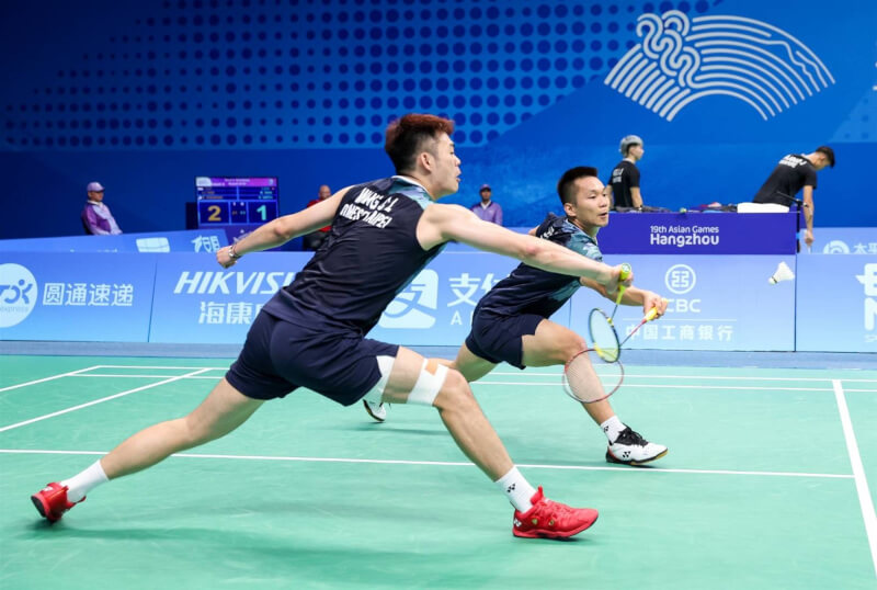杭州亞運羽球項目2日舉行，台灣男雙好手王齊麟（左）和李洋（右）首戰擊敗世界第9的馬來西亞組合，順利挺進下一輪。（Badminton Photo提供）中央社記者黎建忠傳真 112年10月2日