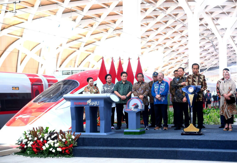 印尼總統佐科威（前）2日為雅萬高鐵正式營運揭幕。（圖取自facebook.com/Jokowi）