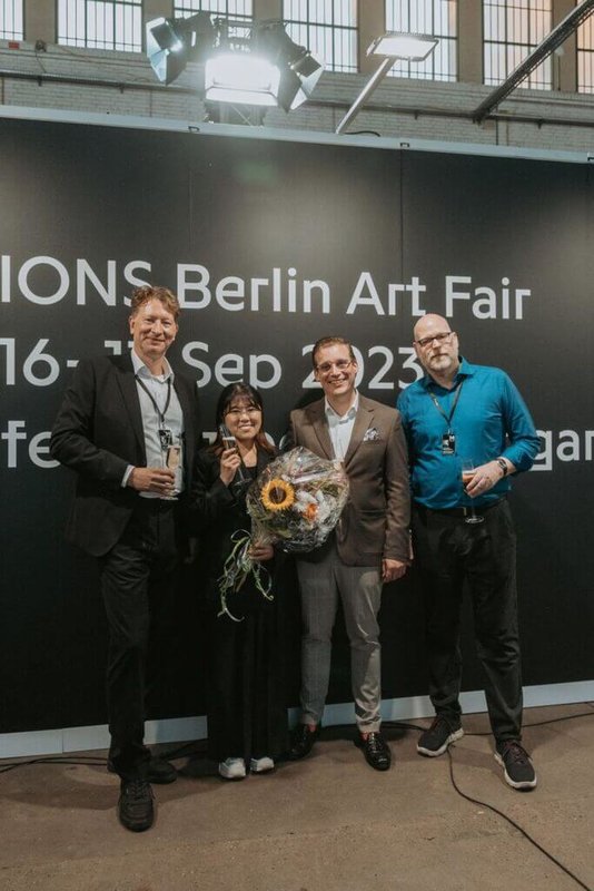策展人王俊琪（左2）在今年的柏林藝術博覽會POSITIONS Berlin拿下最佳展位獎後，與博覽會總監賈木切克（Kristian Jarmuschek，左1）等人合影。POSITIONS Berlin於9月14日至17日舉行。（POSITIONS Berlin提供） 中央社記者林育立柏林傳真  112年10月2日