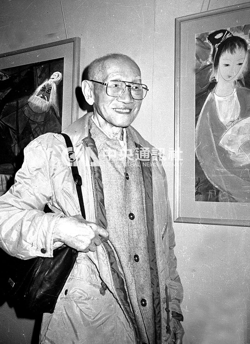 1989年10月4日，林風眠在國立歷史博物館和他的畫作合影。（中央社檔案照片）