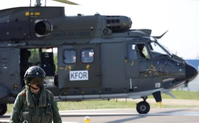 圖為6月北約駐科索沃部隊的一名飛行員在總部行走。（路透社）