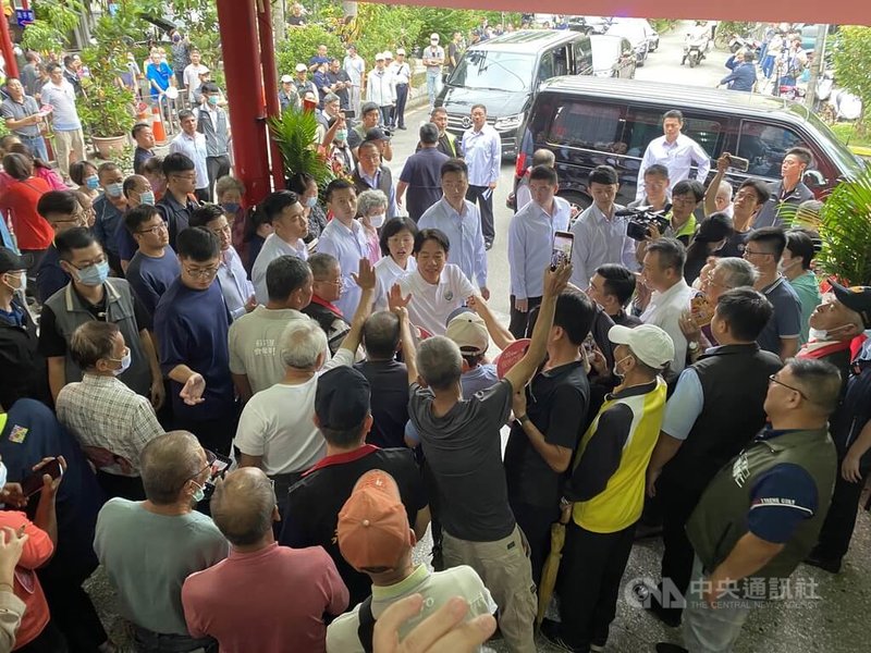 民進黨總統參選人賴清德3日前往鶯歌永福宮參香祈福，現場湧入逾百名民眾到場，並高喊支持賴清德的口號、掌聲不斷。中央社記者吳昇鴻攝  112年10月3日