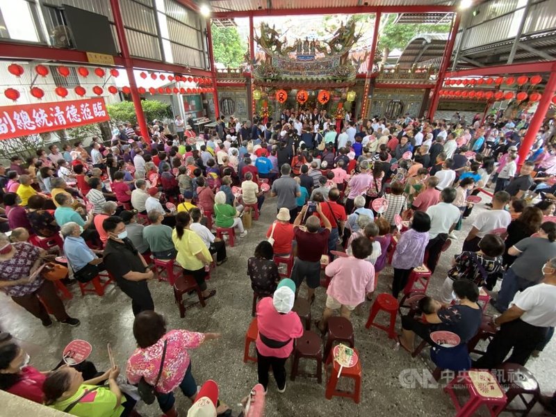 民進黨總統參選人賴清德3日前往鶯歌永福宮參香祈福，現場湧入逾百名民眾到場，並高喊支持賴清德的口號、掌聲不斷。中央社記者吳昇鴻攝  112年10月3日