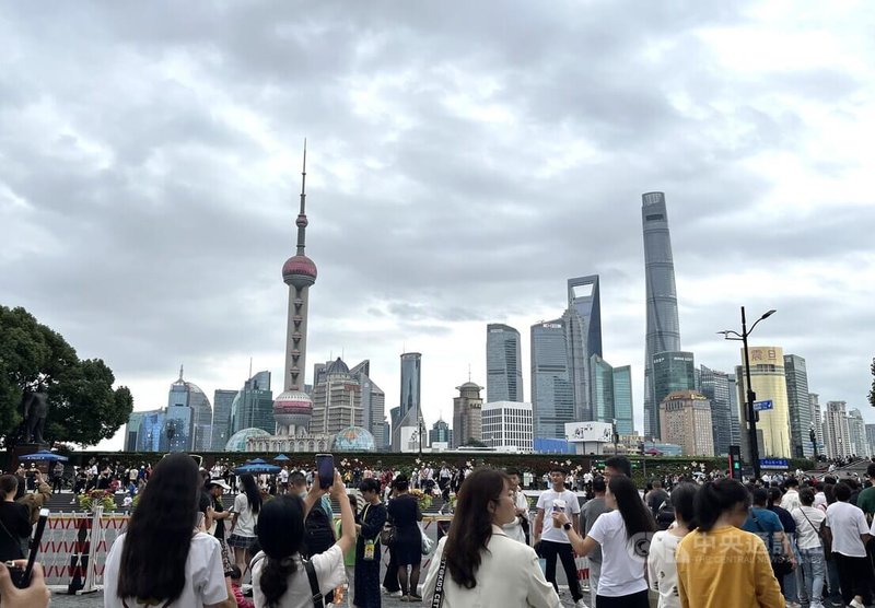 圖為遊客在上海南京東路徒步區拍照留念。（中央社檔案照片）