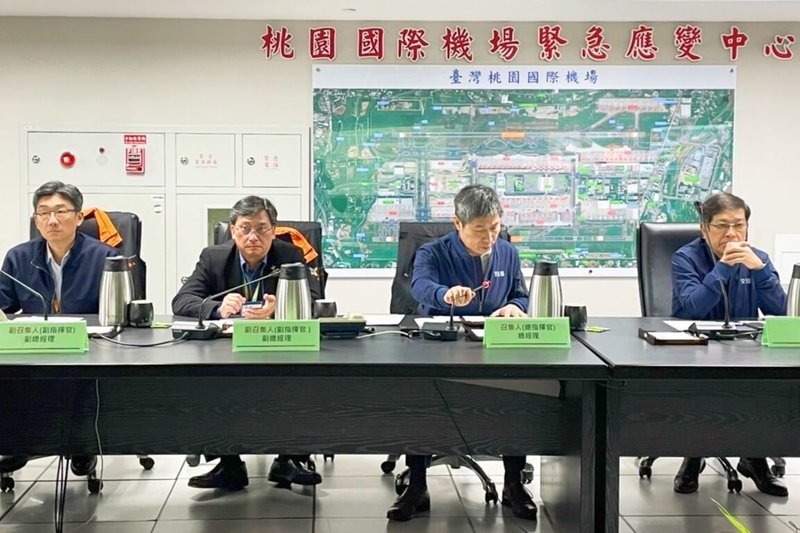 颱風小犬持續逼近台灣,桃園國際機場公司3日下午舉行首次應變會議,董事長楊偉甫(右1)指示各單位加強戒備,桃機網站也會持續更新航班即時異動狀況,提醒旅客出發前做好確認工作。(桃園國際機場公司提供)中央社記者吳睿騏桃園機場傳真 112年10月3日