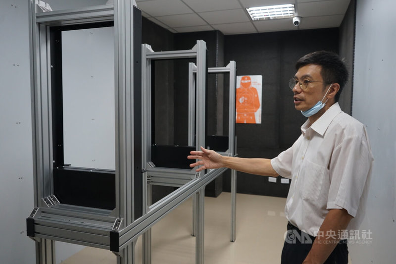 花蓮縣警察局建置空氣槍動能鑑定實驗室,比照內政部警政署刑事警察局規格,花蓮縣警察局鑑識科長黃孟隆(圖)指出,未來啟用後,可大幅縮短鑑定時程。中央社記者張祈攝 112年10月3日