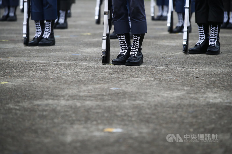 國防部三軍樂儀隊將於10月10日國慶大典演出，3日則在憲兵指揮部進行演練，圖為空軍儀隊整齊劃一的腳步。中央社記者游凱翔攝  112年10月3日