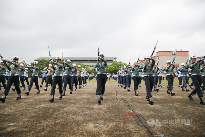 國防部三軍樂儀隊將於10月10日國慶大典演出，3日則在憲兵指揮部進行演練。中央社記者游凱翔攝  112年10月3日