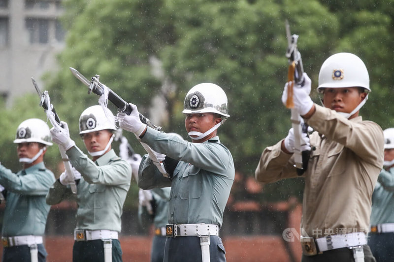 國防部三軍樂儀隊將於10月10日國慶大典演出，3日則在憲兵指揮部進行演練。中央社記者游凱翔攝  112年10月3日