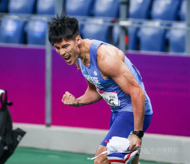 杭州亞運2日晚間進行男子200公尺決賽,「台灣最速男」楊俊瀚順利替台灣田徑代表隊摘下一面銅牌,他在抵達終點看到成績後振臂吶喊。中央社記者鄭清元攝 112年10月2日