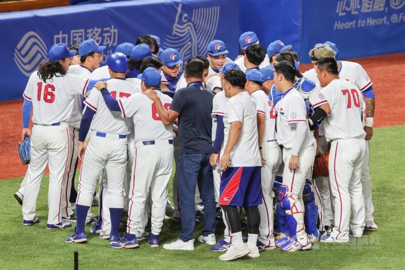 杭州亞運台灣棒球代表隊2日在預賽與韓國隊交手,台灣隊3名投手聯手完封,終場以4比0奪勝。圖為台灣球員賽後聚在一起加油打氣。中央社記者裴禛攝 112年10月2日