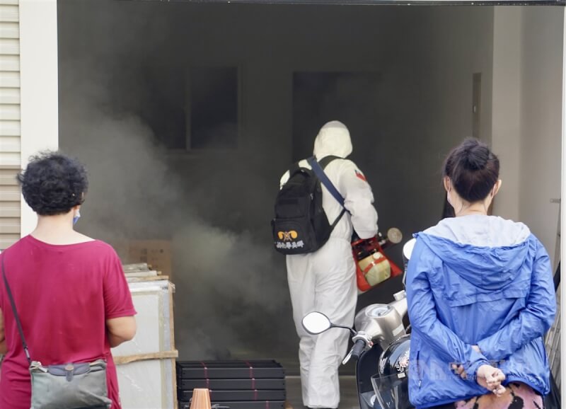 圖為防疫人員9月22日在鳳山區一處民宅進行環境噴藥消毒作業。（中央社檔案照片）
