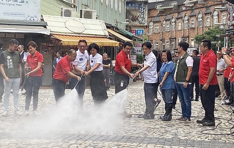 民進黨總統參選人賴清德（右4）與同黨立委蘇巧慧（右6）到鶯歌老街，化身「潔地武士」透過高壓水柱清潔老街地磚，希望重現老街風華。中央社記者吳昇鴻攝  112年10月3日