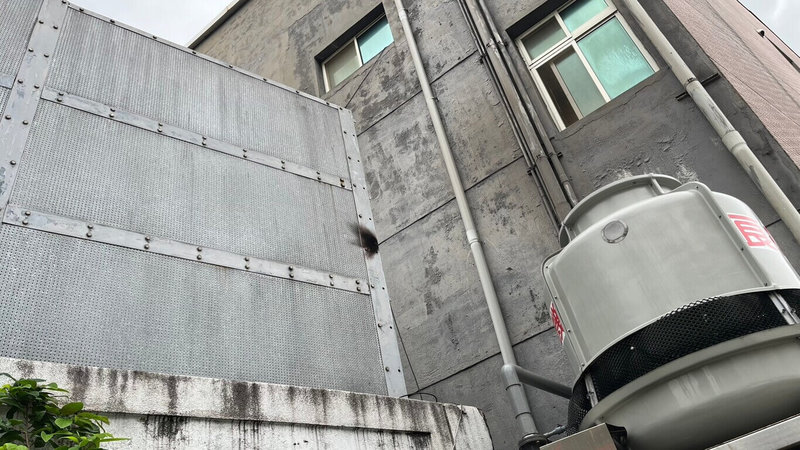 新北市樹林區大安路10巷的變電所3日上午發生火警,警消到場時已無火煙,一名保全遭電擊受傷送醫,初估停電戶數約5000戶。(警消提供)中央社記者王鴻國傳真 112年10月3日