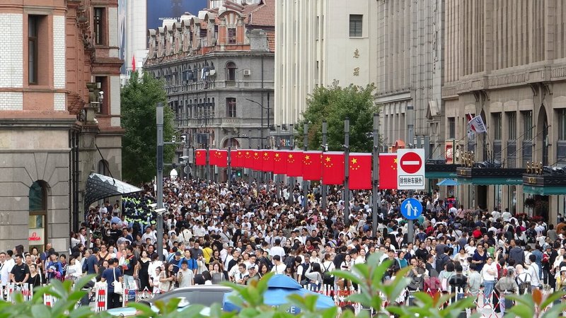 中國迎來十一長假，上海外灘等知名景點滿是遊客，據上海黃浦警方公布數據，外灘於1日全天累計旅客量達61.1萬人次，創2019年以來同期最多。圖為上海南京東路徒步區滿是遊客景象，徒步區可步行直達外灘。中央社記者李雅雯上海攝  112年10月3日