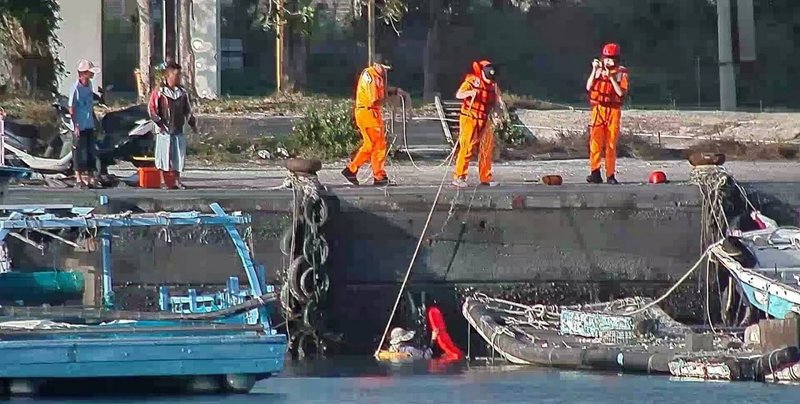 颱風小犬接近，雲林沿海地區刮強風，2日傍晚1名男子在口湖鄉箔子寮漁港散步時，突然遭強風吹襲落海，海巡署獲報順利將人救上岸。（海巡署提供）中央社記者蔡智明傳真 112年10月3日