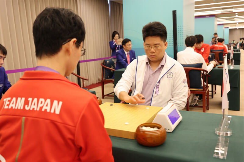 台灣圍棋男團3日與日本隊爭亞運銅牌，最終團隊以1比4落敗。圖為王元均（前右）與日本隊一力遼對戰。（中華奧會提供）