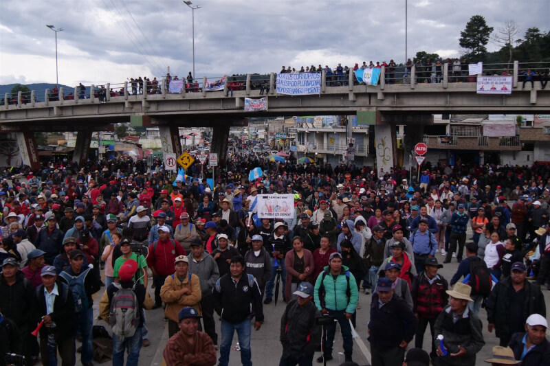 瓜地馬拉民眾2日封鎖主要道路，要求檢察總長下台，因為他試圖阻撓新當選的總統上任。（法新社）