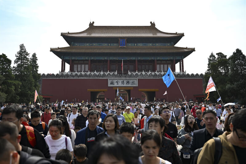 2日北京故宮博物院擠滿遊客。（中新社）