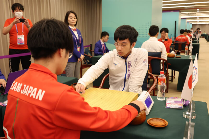 台灣圍棋男團3日在杭州亞運銅牌戰以1比4輸給日本，名列第4，團隊僅許皓鋐（前右）拿下1勝。（中華奧會提供）