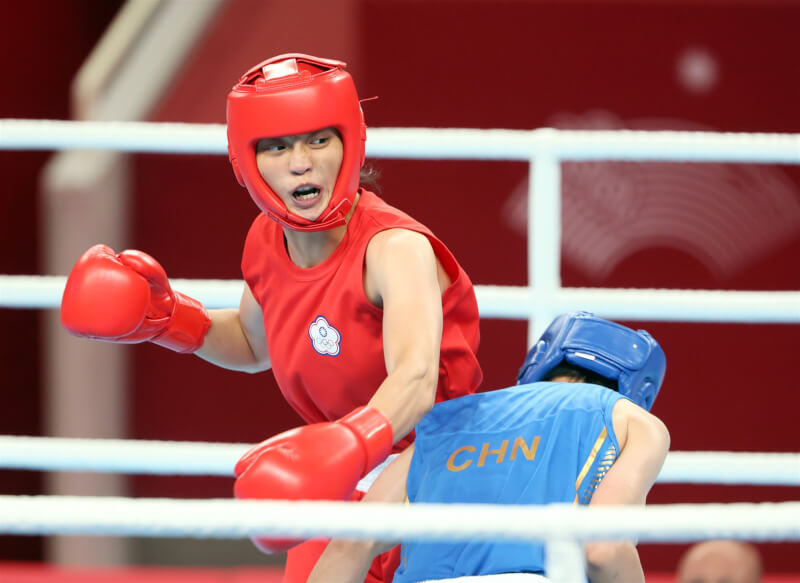 台灣拳擊女將吳詩儀（紅衣者）3日不敵中國選手楊文璐，拿下亞運女子拳擊60公斤級銅牌。（中華奧會提供）
