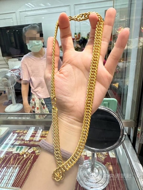 台北市一間銀樓近日遭人搶奪市價近新台幣30萬元金項鍊(圖),隨後遭變賣現金,警方2日將涉案施姓男子查緝到案。(翻攝照片)中央社記者黃麗芸傳真 112年10月3日