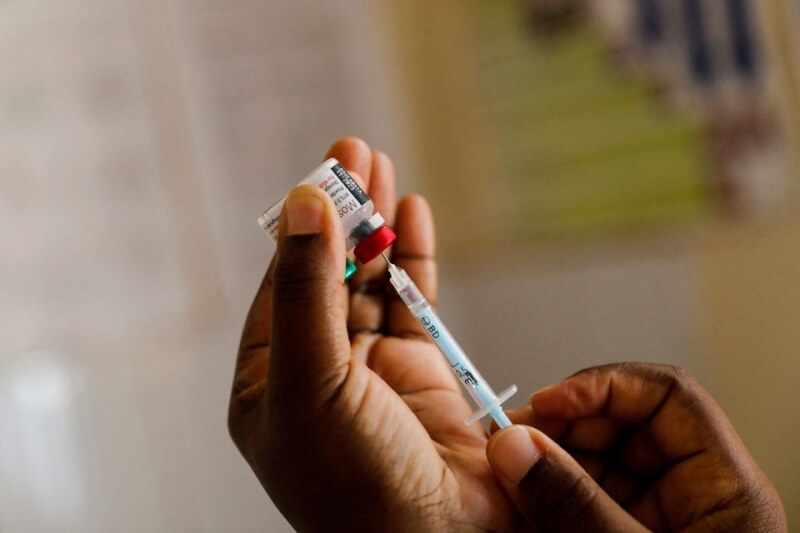 圖為肯亞護士準備瘧疾疫苗，準備為嬰兒注射。（路透社）