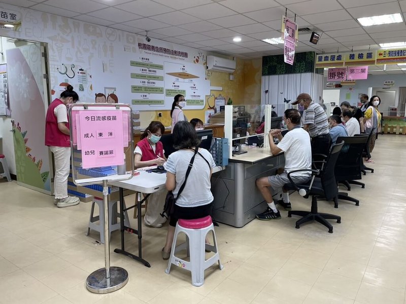 桃園市衛生局4日指出,歷年來流感疫苗均由中央統籌採購及配送,今年中央採購4種廠牌公費流感疫苗,桃園開打2天來已有逾2.3萬人接種疫苗;針對13區衛生所及各合約醫療院所,即日起會於開診當天提供流感疫苗廠牌資訊供民眾參考。(桃園市衛生局提供)中央社記者葉臻傳真 112年10月4日
